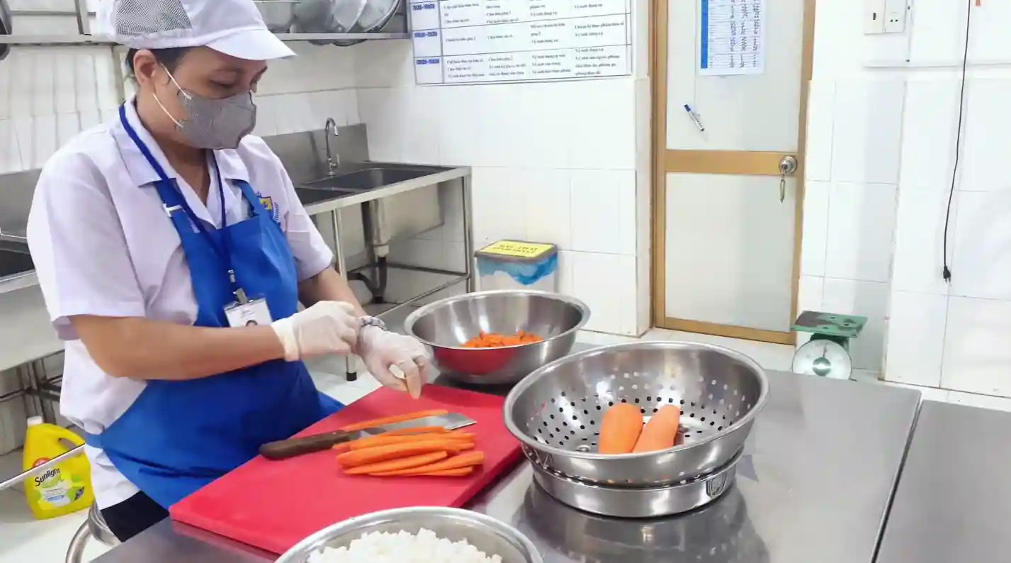Quy trình chế biến thực phẩm khoa học tại bếp ăn Ivy Bambi K300